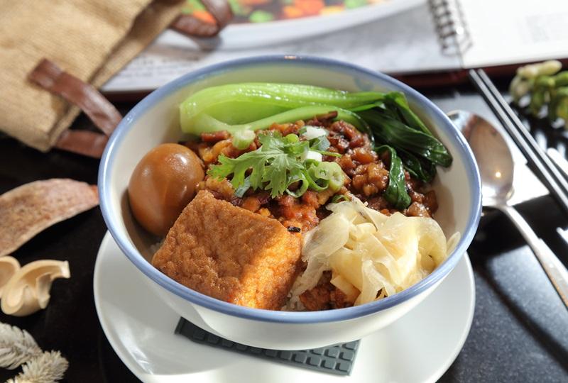 香菇魯肉飯配滷蛋／420元，香菇魯肉飯吃起來不僅香氣足、粒粒分明的泰國香米讓口感層次再提升，難怪在君悅酒店一賣就是28年。