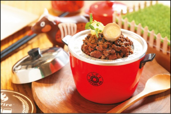 松露牛舌滷肉飯／180元，以牛舌製成的滷肉飯別具新意，吃起來清爽不油膩，添加松露多了許多香氣。（記者沈昱嘉／攝影）
