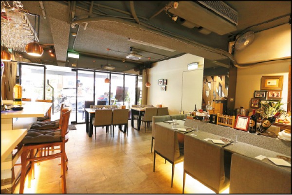 店內採光明亮，一旁的吧檯還能在夜晚與友人小酌。（記者沈昱嘉／攝影）