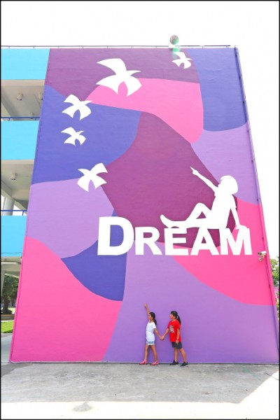 3層樓高的「夢想之牆」，帶有懷抱夢想、展翅高飛的寓意。（記者李惠洲／攝影）
