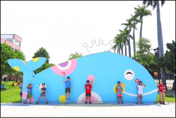 位在校門口的「鯨古錐」是校園吉祥物，瞇眼微笑的模樣相當可愛。（記者李惠洲／攝影）