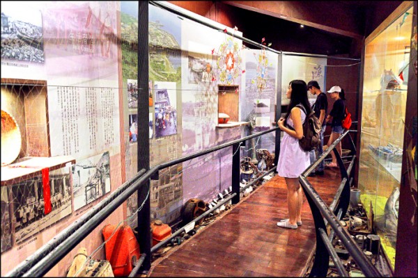 龜山島漁村文化館除了展示過往文物，也設立歷史光廊，遊客可以了解從清朝時期文獻記載的龜山島人文起源到近代食衣住行的部分。（記者陳宇睿／攝影）
