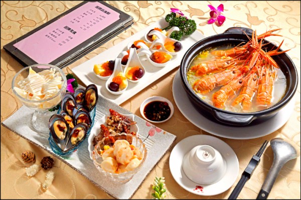 1人500元就能吃到綜合冷盤、水果飛魚卵、小龍蝦米粉湯等菜色，相當經濟實惠。（記者陳宇睿／攝影）