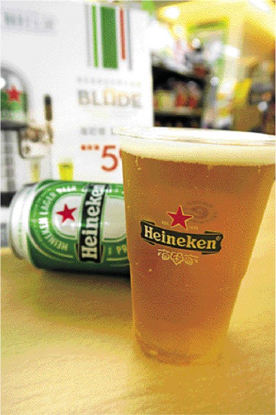 海尼根生啤酒／59元（250ml）放在店裡的海尼根生啤酒機使用了雙層封存技術，讓啤酒倒出來的味道就像是剛釀造好一樣，泡沫較少，但麥汁喝起來的苦味比罐裝版本少許多。（記者吳書緯／攝影）