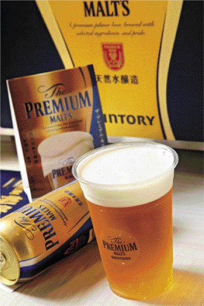 The PREMIUM MALT’S三得利頂級生啤酒／129元（420ml）使用歐洲產濃香型啤酒花、精選麥芽和日本深層天然水，具備綿密細緻泡沫是最大特色，泡沫的密度與質地是與同品名的罐裝啤酒最大差異。（記者沈昱嘉／攝影）