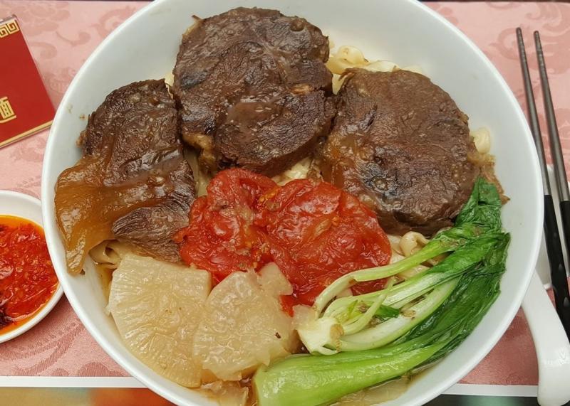 拿下秘客評審特別獎的半島牛肉麵以天然湯頭和大塊牛肉受青睞。（記者楊心慧攝）