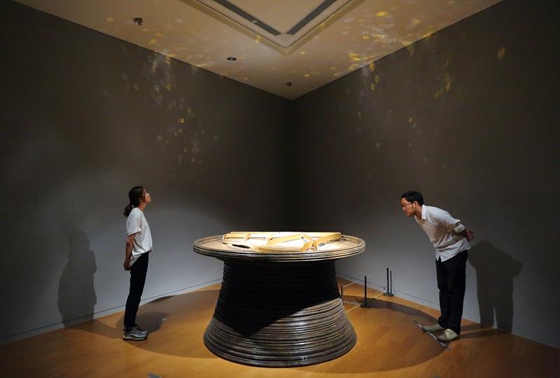大度山聯展：董承濂作品。由董承濂創作的「如露亦如電」，為作品「金剛經」系列其中之一，以複合媒材體現金剛經文中「世間一切事皆是生滅、無常，心念也是生滅、無常。」的道理。
