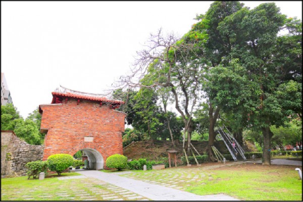 位於光復校區內的臺灣府城城垣小東門段殘蹟及小西門，見證了府城百年歷史變遷，保存上格外珍貴。（記者潘自強／攝影）