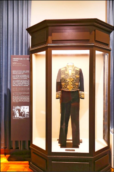 敕任官大禮服︰「成功的原點」展櫃陳列首任校長若槻道隆的敕任官大禮服，衣服上繡飾華麗的「五七桐紋」，為當時文官最高階的禮服。多年前，家屬將禮服捐贈給校方，使這套禮服得以跨海重回成大。（記者潘自強／攝影）