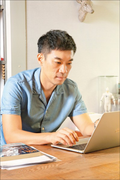 龔大中著有《當創意遇見創意：創意人龔大中的創意發現誌》一書。（記者沈昱嘉／攝影）