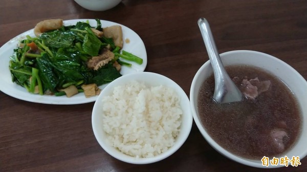 「助仔牛肉湯」鮮美好滋味，經常是老饕們活力清晨的開始。（記者洪瑞琴攝）