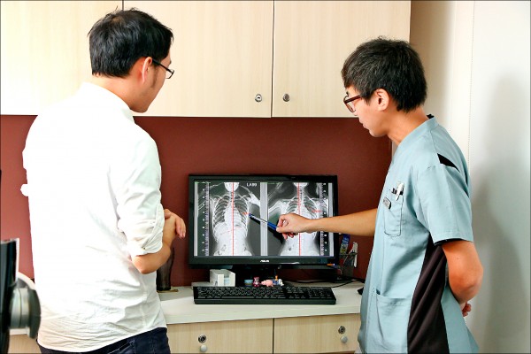 民眾可以透過身體前彎、外觀等初步判斷是否有脊椎側彎，但若要精確判斷仍要照X光，透過判讀了解側彎角度。（記者沈昱嘉／攝影）