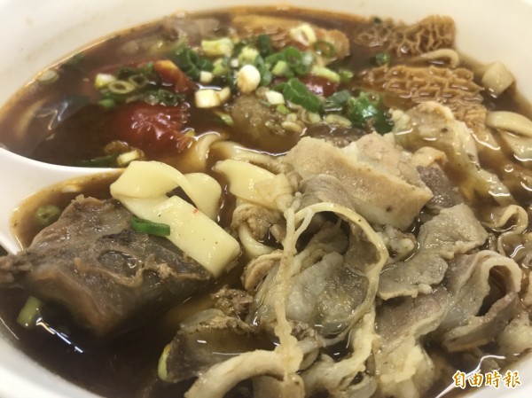 新九九牛肉麵店的蕃茄牛肉麵，湯頭清爽酸甜，麵條Q彈、牛肉入口即化，也深受客人喜愛。（記者葉冠妤攝）