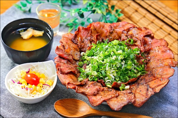 鹽蔥牛舌丼／小290元、大360元（圖為大份），僅以鹽提味的烤牛舌，肉質Q彈、富嚼勁，搭配嗆香的大把蔥花最對味。而宛如盛開花朵的浮誇擺盤，更是一大特色！（記者李惠洲／攝影）