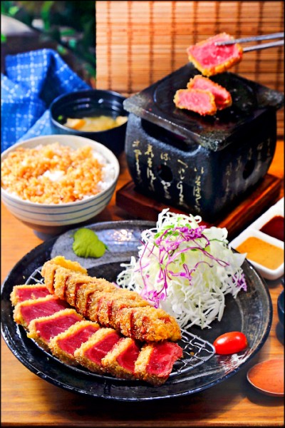 丼fun炸牛排／小290元、大360元（圖為大份），
外酥內嫩的炸牛排，肉質細嫩、略帶嚼勁，再經石板岩燒後表層熟香，佐以胡麻醬、壽喜燒醬或蒜泥，整體口感層次更多變！（記者李惠洲／攝影）