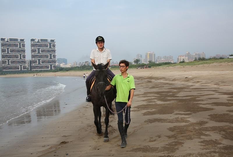 跳上馬背展現英姿！新北「入門課程」體驗騎馬漫步沙灘、優閒看海！