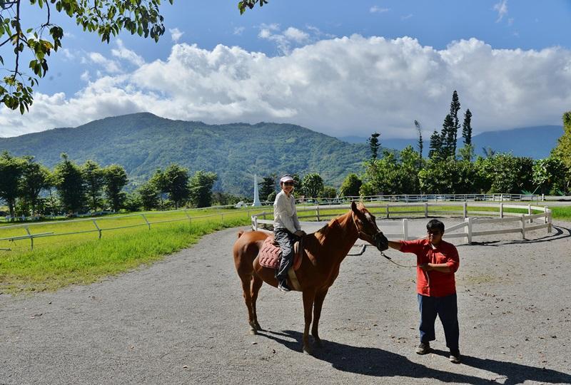 初鹿牧場的騎馬體驗以馬場內繞圈牽乘為主，體驗時會有工作人員協助控制馬匹。（記者許麗娟／攝影）