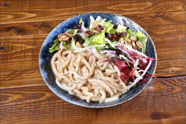胡麻蔬食烏龍冷麵／159元。Q彈滑嫩的烏龍冷麵搭配多種鮮蔬和堅果，淋上自製胡麻醬，嚐來清涼爽口、香氣十足。（潘自強／攝影）