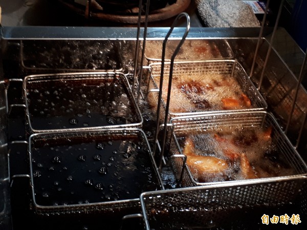 新竹市「戲棚下」文青食堂，有濃濃人情味更充滿設計感，在百年老磚屋下，讓人想一探究竟。（記者洪美秀攝）