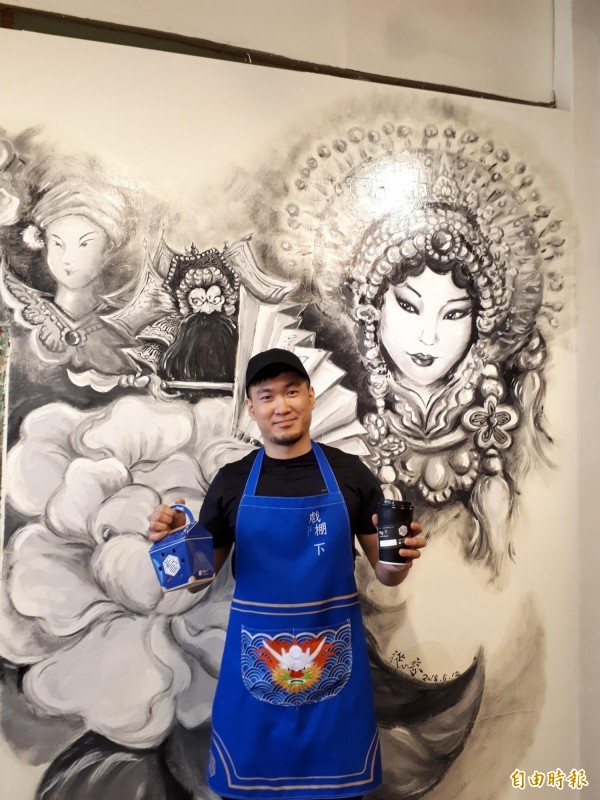 新竹市「戲棚下」文創炸雞茶飲食堂，有40年老廚師陳吉蕃和兒子陳宥達共譜的文創食堂，用美味炸雞擄獲老饕的味蕾。（記者洪美秀攝）