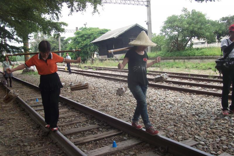 泰安鐵道文化園區已經沒有火車行駛，有許多民眾會在此體驗走鐵軌的樂趣。（記者張軒哲攝）