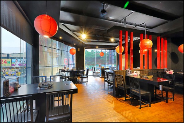 以高掛的紅色燈籠點綴店內簡約風格，展現出特有的東方風味！（記者李惠洲／攝影）