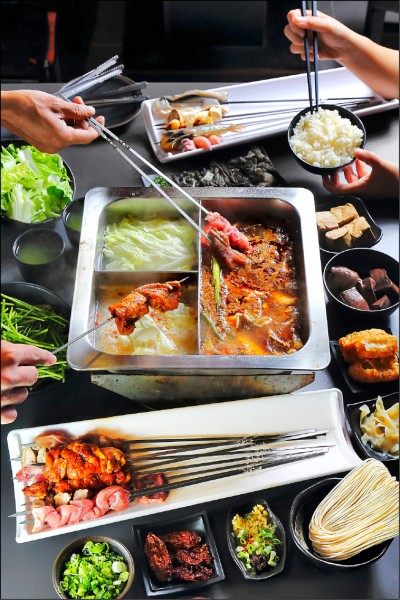 三宮格鴛鴦鍋／湯底每鍋100元（4人為限）、串類及未標價食材／每份（串）18元、重慶小麵及蔬菜類／每份36元、本土鮮毛肚／60元（圖火鍋後）。特別設計的三宮格鴛鴦鍋具，搭配近百種食材任選，不僅做出四川道地美味湯底， C/P值更是高！（記者李惠洲／攝影）
