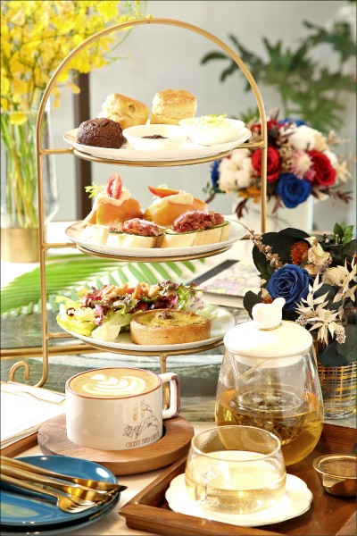 HIGH TEA SET 雙人下午茶／880元（可任選2項飲品），底層普羅斯旺番茄鹹派沙拉，皮酥料豐富、沙拉清脆。中層櫛瓜炙燒燻鴨軟法與奶油起司鮭魚軟法，肉相當新鮮。上層司康搭奶油與蔓越莓奇亞籽抹醬，紮實且不膩，另附巧克力軟心餅。（記者沈昱嘉／攝影）