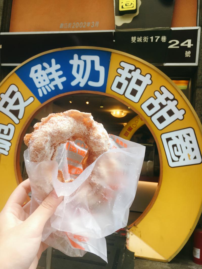 散發濃郁奶味的脆皮鮮奶甜甜圈。（記者郭宣暄攝）