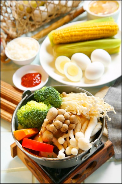 素食火鍋／180元（前）、溫泉蛋、溫泉玉米／1顆10元、1根40元（後）（記者沈昱嘉／攝影）