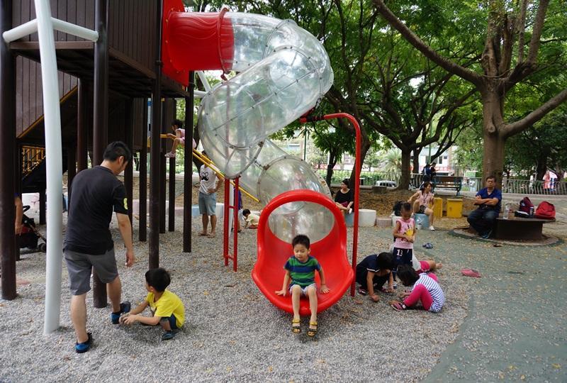 透明旋轉溜滑梯是新北市新莊區棒球主題公園內的人氣設施，許多小孩搶著上去溜，安全係數相當高。（記者賴鵬翔／攝影）