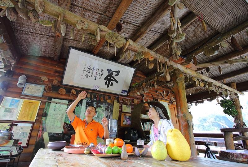 運用回收筍篦建構屋頂，不僅環保且通風透氣、避免潮濕。（記者李惠洲／攝影）