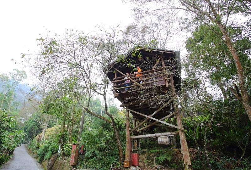 依山勢而建的木屋，工法符合自然水土保持原則，且強調舊木環保再利用。（記者李惠洲／攝影）