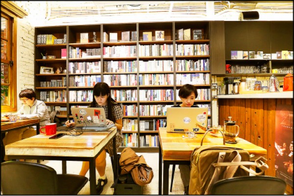 店內設有咖啡區且沒限時，可帶筆電並點杯飲品和點心，在此工作一整天。（記者沈昱嘉／攝影）