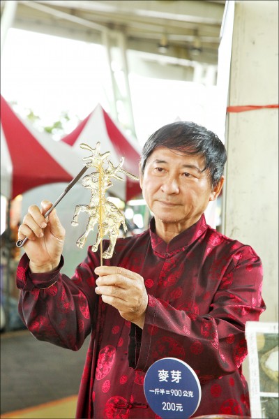 郭永鑫／62歲，原本從事電子業的郭永鑫，為了讓自己老了仍有所長，而拜師學習畫糖。至今已擁有約36年的街頭畫糖經歷，目前是全職畫糖師。（記者沈昱嘉／攝影）