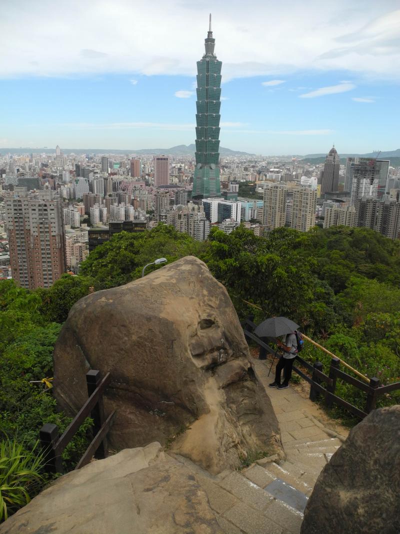 「六巨石」是象山的經典地標之一，吸引不少登山客攀上巨石，遠眺台北101大樓。