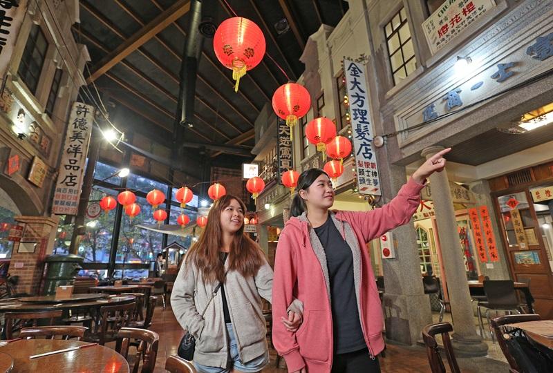 店內造景以民國50年代台中街景為主題，放眼所及的招牌、海報、老物件，多是當年原件，是老闆的珍貴收藏。（記者沈昱嘉／攝影）