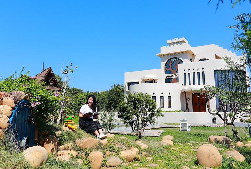 旅行不一定要有滿滿行程，來到法格斯-石光，坐在草地上吹風讀書也是一種享受。（記者李惠洲／攝影）