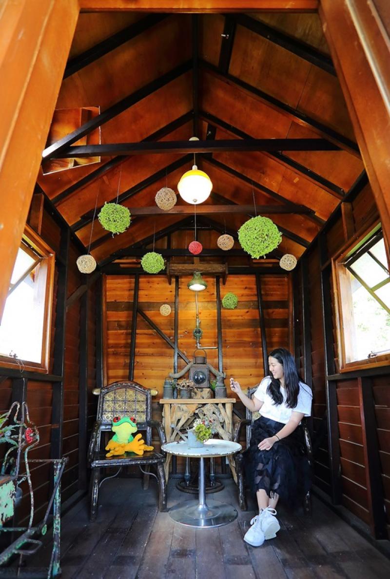 庭園內的小木屋可供旅客拍照或休息聊天。（記者李惠洲／攝影）