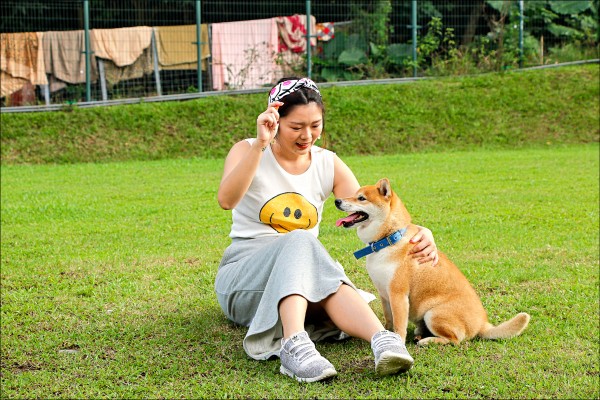 寵物公園能讓毛孩們無憂無慮地奔跑玩樂。（記者沈昱嘉／攝影）