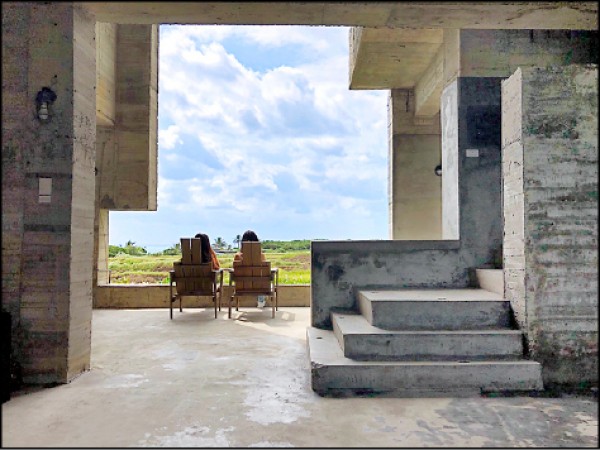 民宿內的露天中庭讓旅人可以好好感受東海岸的海風和眺望一整片稻田。（圖片提供／謝竹君）