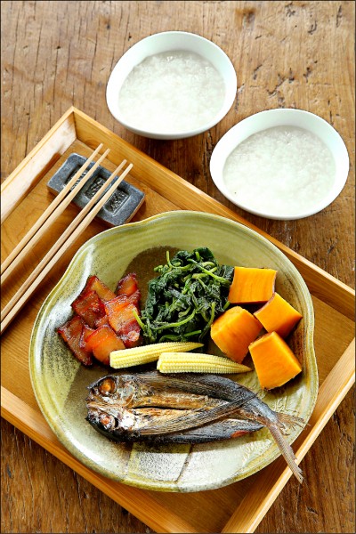 民宿早餐強調在地風味，包括由在地原住民處理的飛魚料理，以及隨季節變換的在地野菜，若是素食者可以請管家另外準備，但以蛋奶素為主。（記者沈昱嘉／攝影）