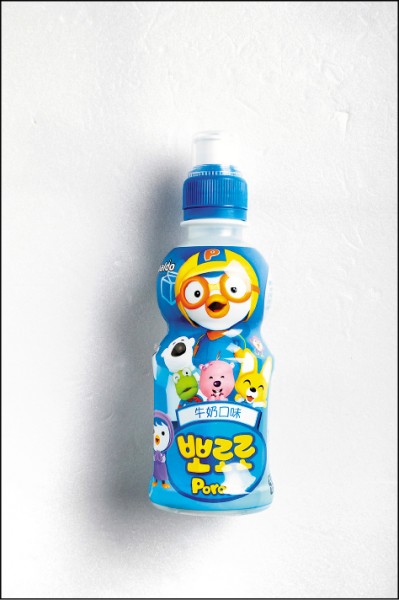 韓國啵樂樂乳酸飲料（牛奶口味）／45元（235ml）（記者陳宇睿／攝影）