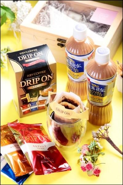 日本KEY COFFEE總匯5入隨身包／160元（左），日本紅茶花傳皇家鮮奶茶／78元 （470ml）。（記者陳宇睿／攝影）