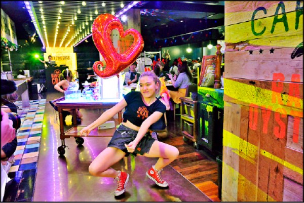 「DANCING CRAB」是一間動感又歡樂的手抓餐廳，每隔45分鐘就安排有15分鐘的熱舞秀。（記者許麗娟／攝影）
