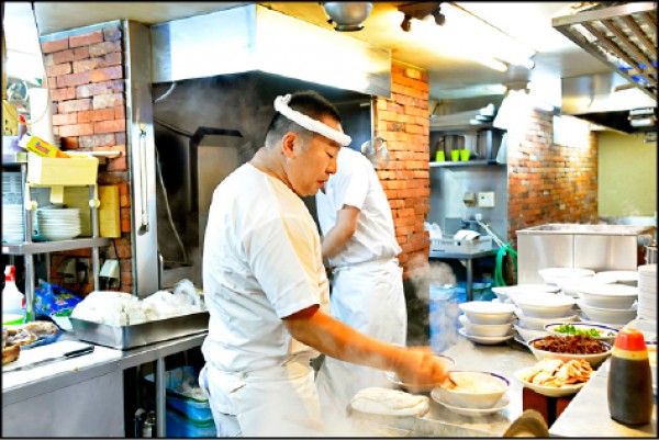 田中剛是「田中商店」的靈魂人物，有著職人不妥協的硬派風骨。（記者許麗娟／攝影）