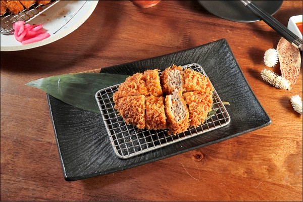 千層豬排膳 經典套餐／320元。使用3種豬隻混種而成的「三元豚」豬肉，並挑選緊實及保水度高的大里肌部位，再以肉片層層堆砌成為千層豬排，經典口味呈現最原汁原味的豬肉口感。（記者陳宇睿／攝影）