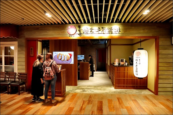 晴木千層豬排的餐廳空間營造以日本傳統為主，充滿燈籠、竹簾與木料等和式元素。（記者陳宇睿／攝影）