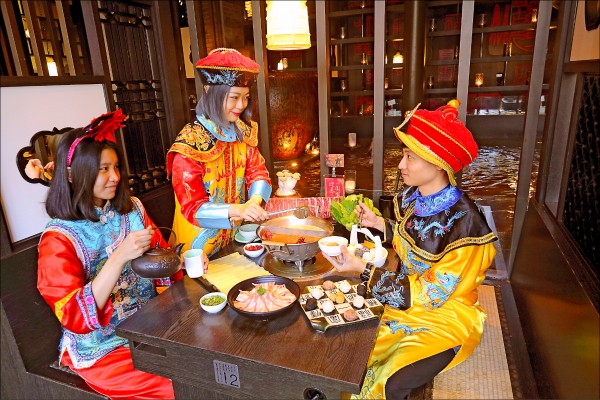 這一鍋從店裝、鍋器到餐點都充滿濃厚宮廷風，再換上店家提供的古裝用餐，直接上演一場最IN清宮劇。（記者李惠洲／攝影）