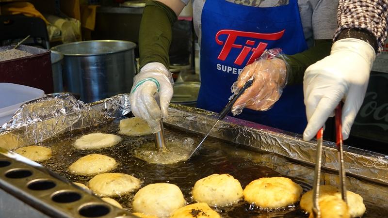 糖餅以麵團揉合鹹甜餡料，酥炸至金黃，糖餅燙口之際咬下，最是好吃。